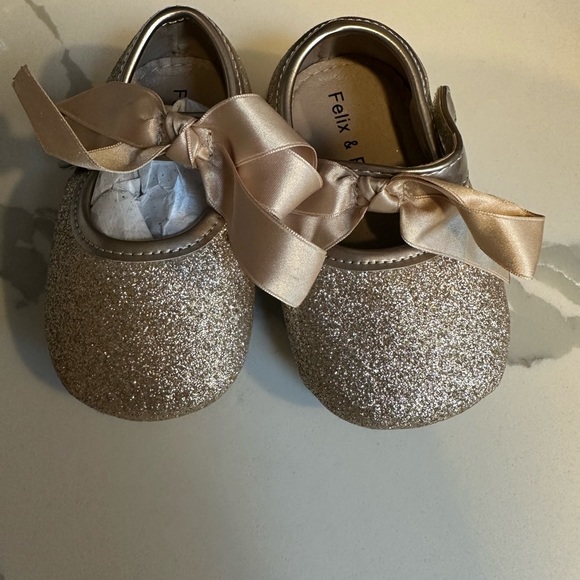 Felix and Flora Baby Sparkle Gold Shoes w/ Velcro Strap Size 12-18 - Picture 5 of 8